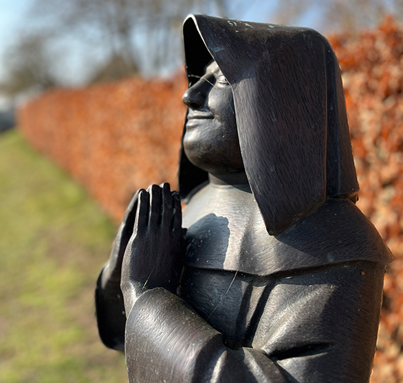Mönchstatue in der Sonne