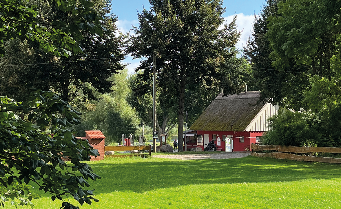 Ausblick vom Landhaus auf den kleinen Hafen
