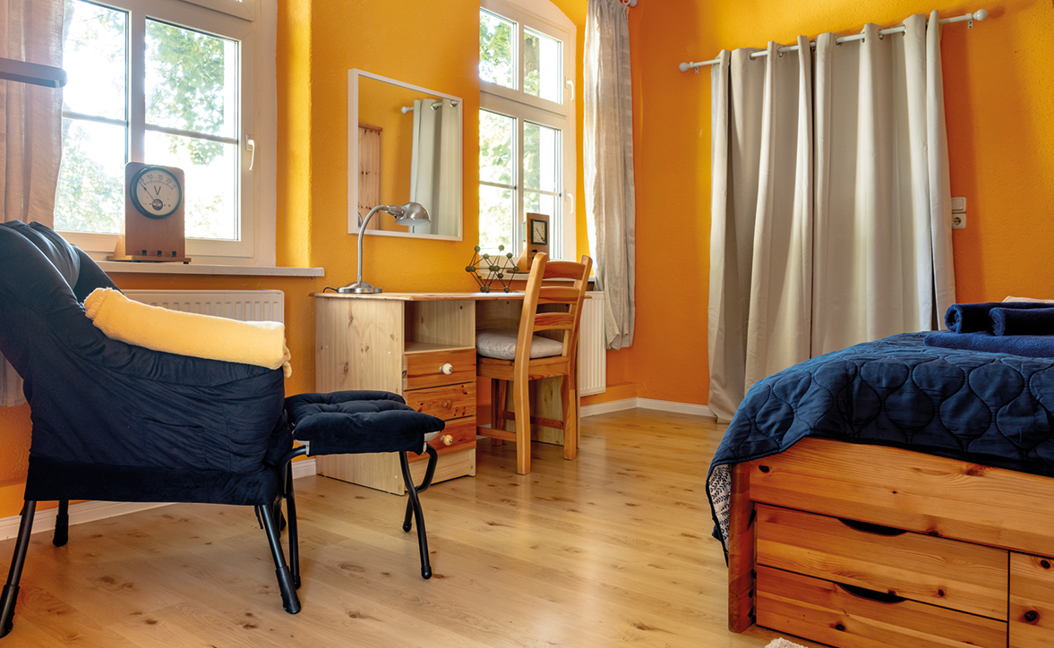 Schlafzimmerausschnitt mit Schreibtisch vom Landhaus in Stople