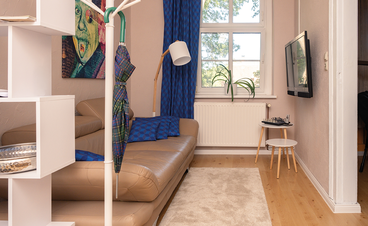 Ausschnitt vom Wohnzimmer. Sofa mit TV